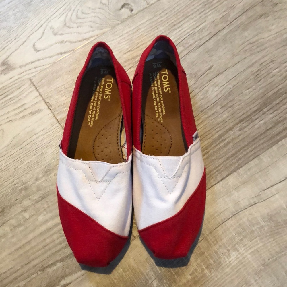 Red and white Toms